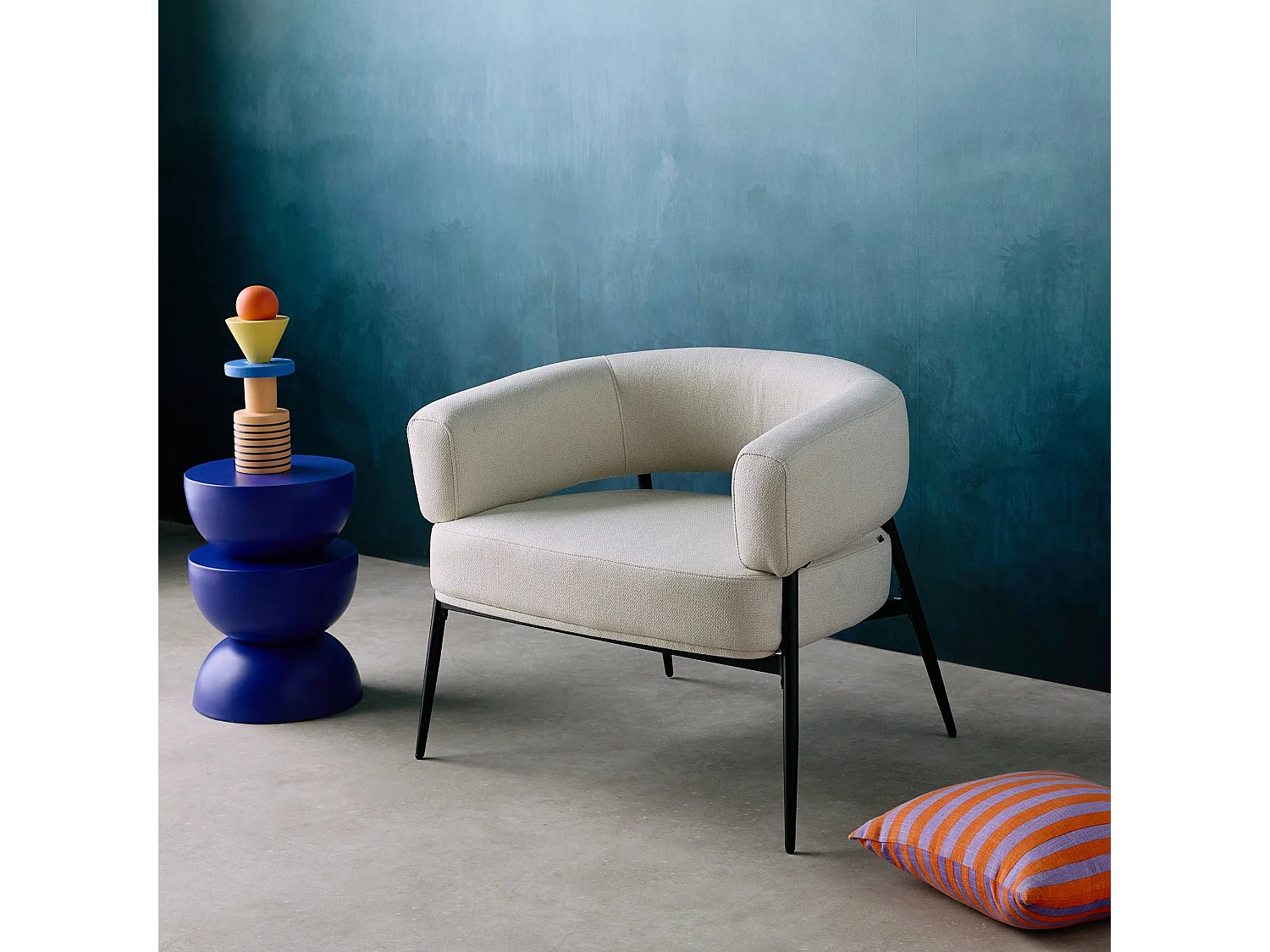 Fauteuil tissu blanc dossier incurvé piétement métal L 81.5 x P 72.5 x H 69 cm - Cristo