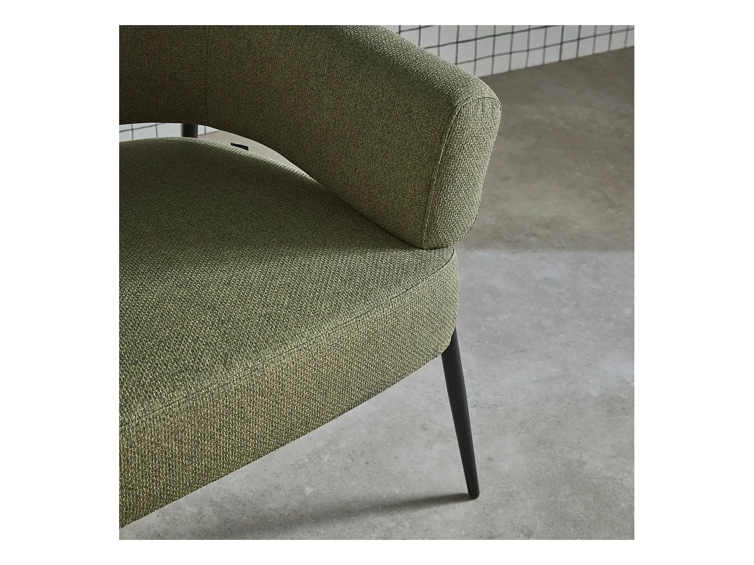 Fauteuil tissu kaki dossier incurvé piétement métal L 81.5 x P 72.5 x H 69 cm - Cristo