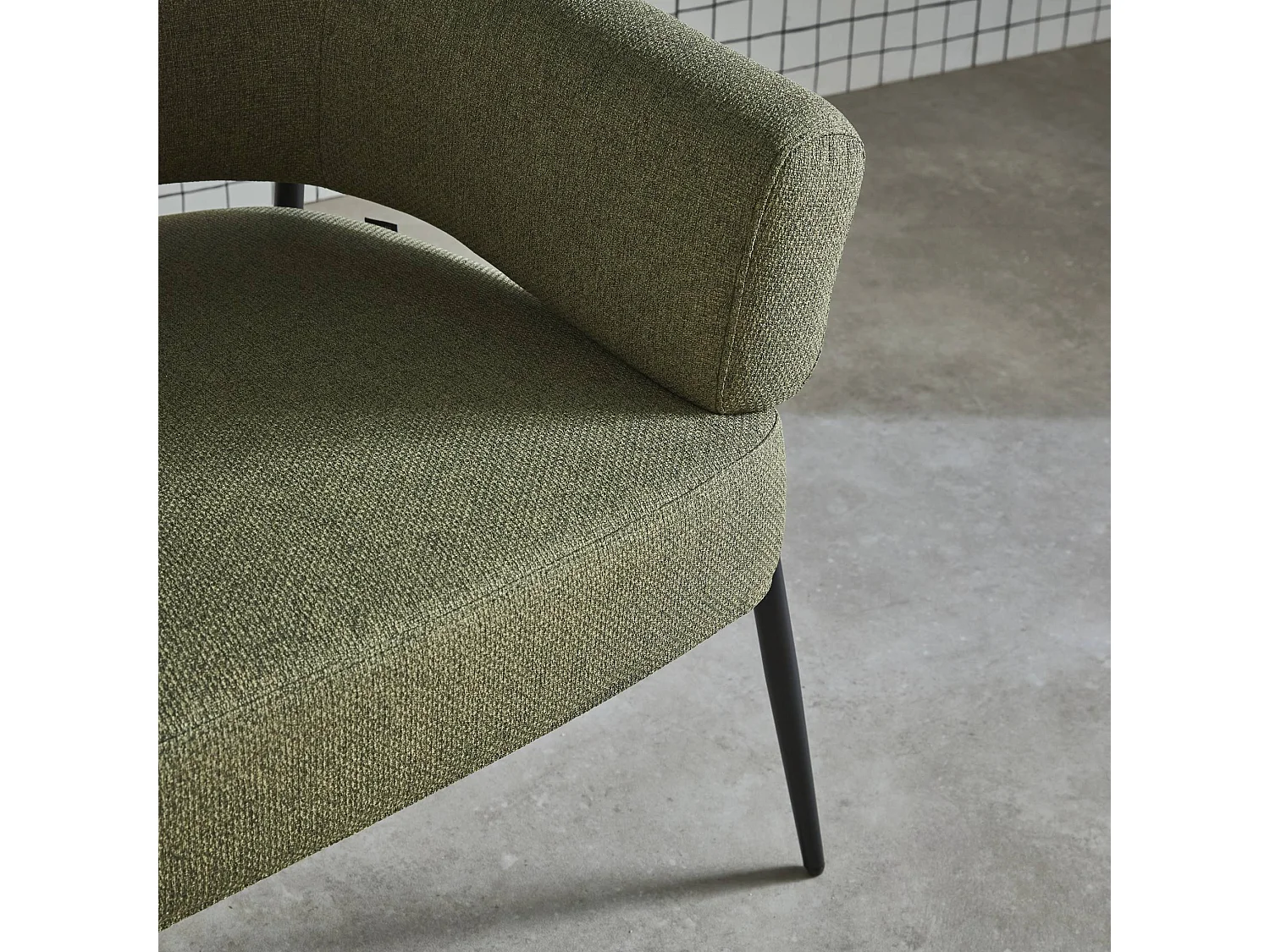 Fauteuil tissu kaki dossier incurvé piétement métal L 81.5 x P 72.5 x H 69 cm - Cristo