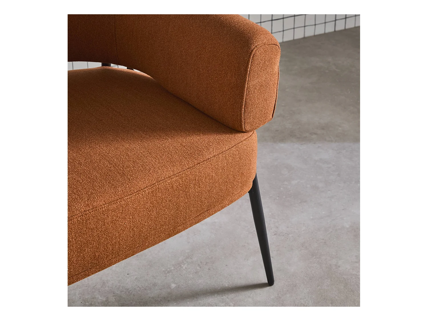 Fauteuil tissu terracotta dossier incurvé piétement métal L 81.5 x P 72.5 x H 69 cm - Cristo