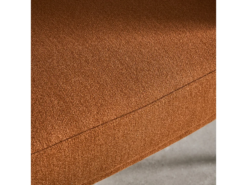 Sillón de tela con respaldo curvo y patas de metal terracotta