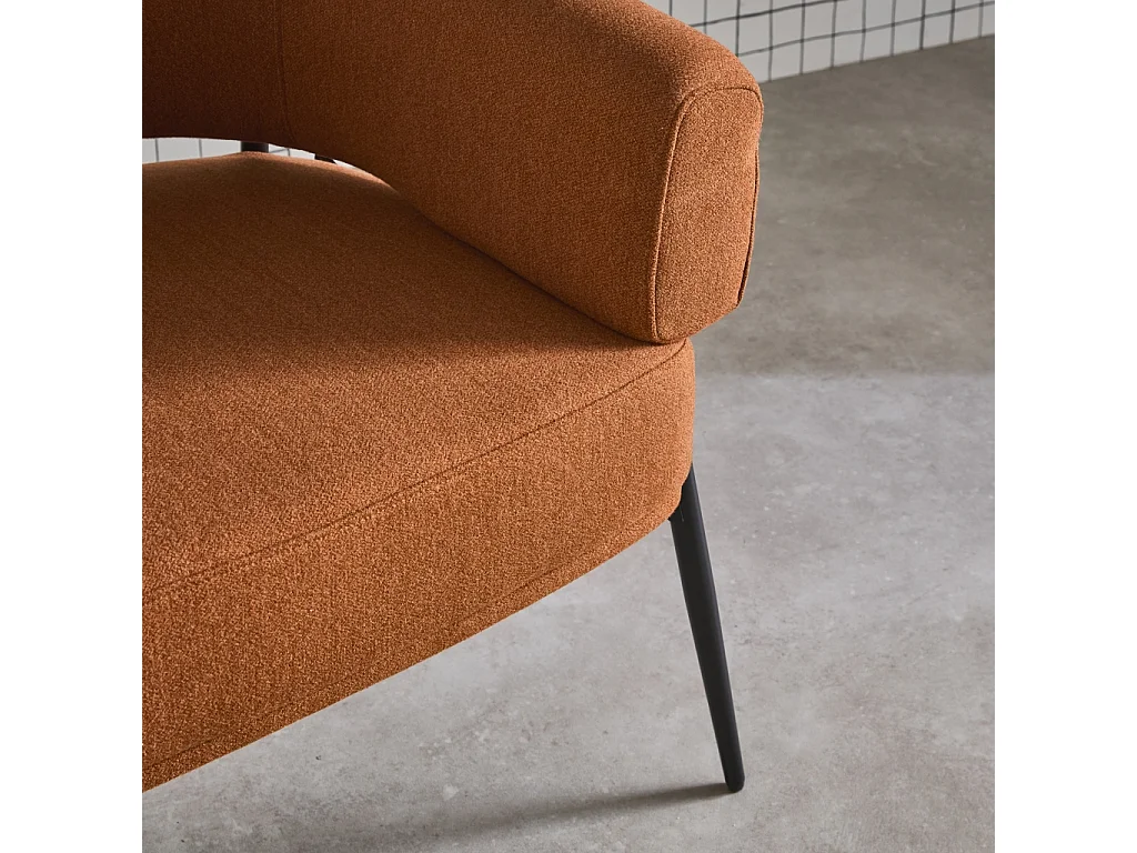 Sillón de tela con respaldo curvo y patas de metal terracotta