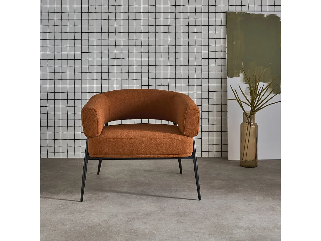 Sillón de tela con respaldo curvo y patas de metal terracotta