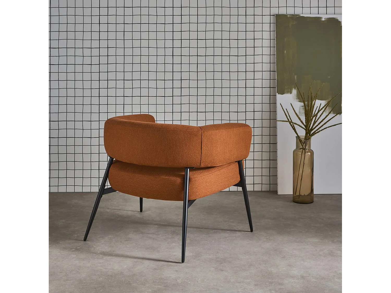 Sillón de tela con respaldo curvo y patas de metal terracotta