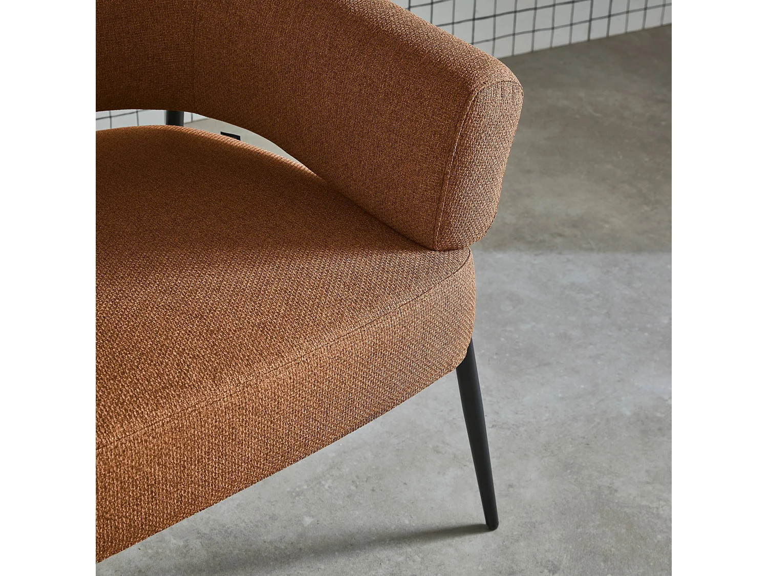 Fauteuil tissu terracotta dossier incurvé piétement métal L 81.5 x P 72.5 x H 69 cm - Cristo