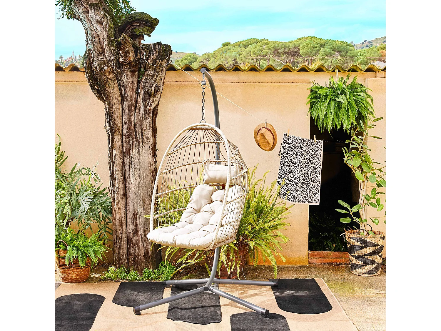 Sillón huevo suspendido de acero beige