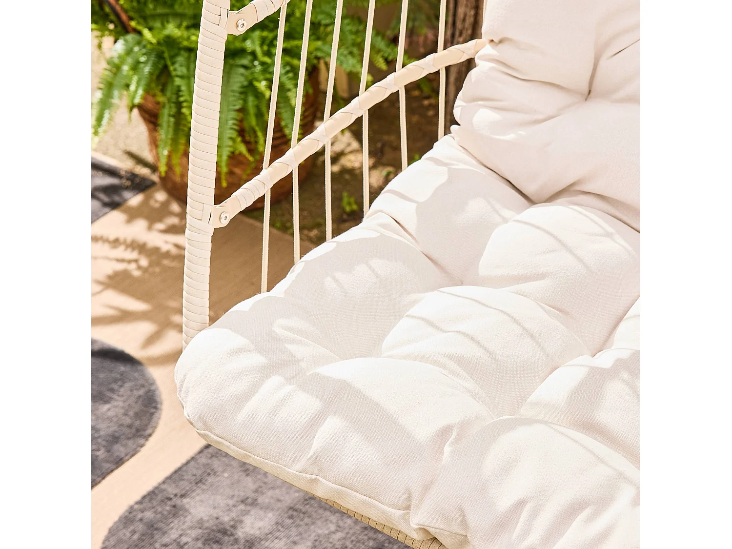 Fauteuil œuf suspendu beige TOSCANA acier. osier. polyester. 105 x 105 x 196 cm