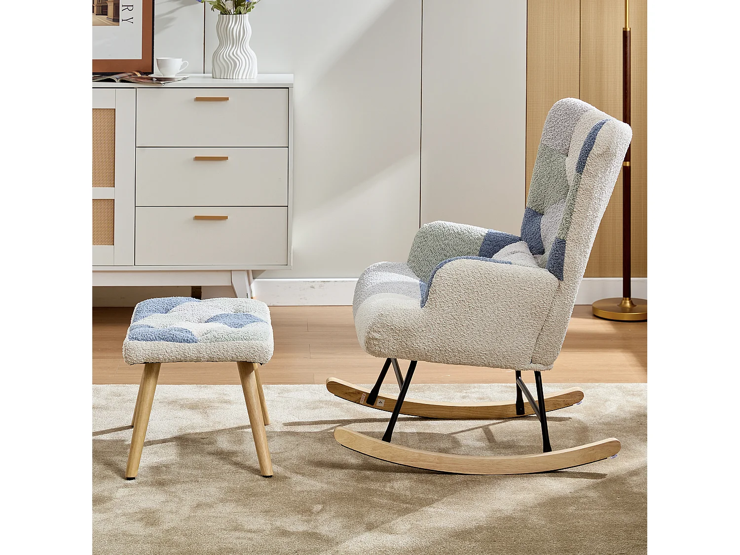 Fauteuil à bascule, rocking chair avec 1 coussin lombaire et tabouret, cadre en métal et pieds en bois, beige+bleu