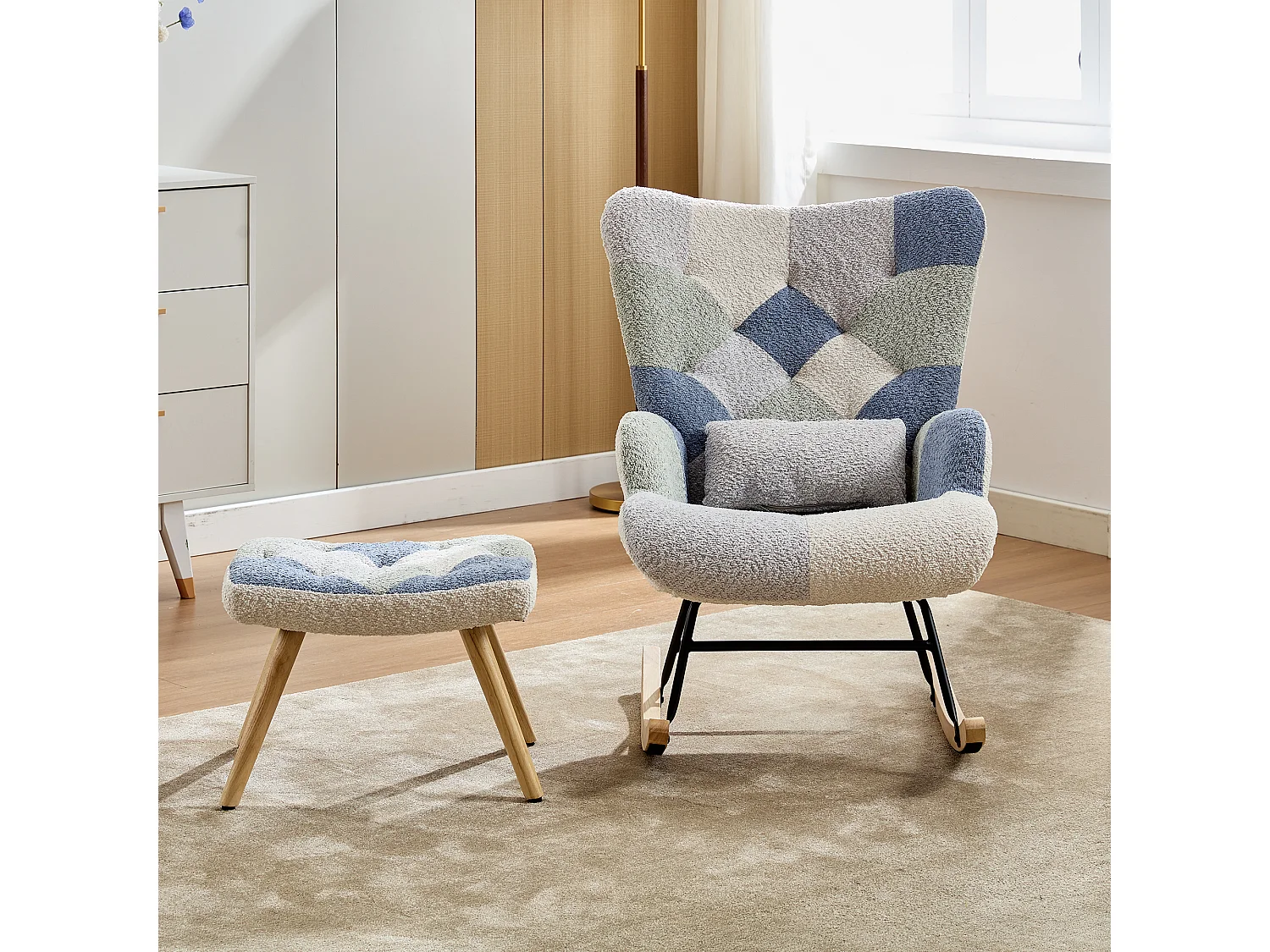 Fauteuil à bascule, rocking chair avec 1 coussin lombaire et tabouret, cadre en métal et pieds en bois, beige+bleu