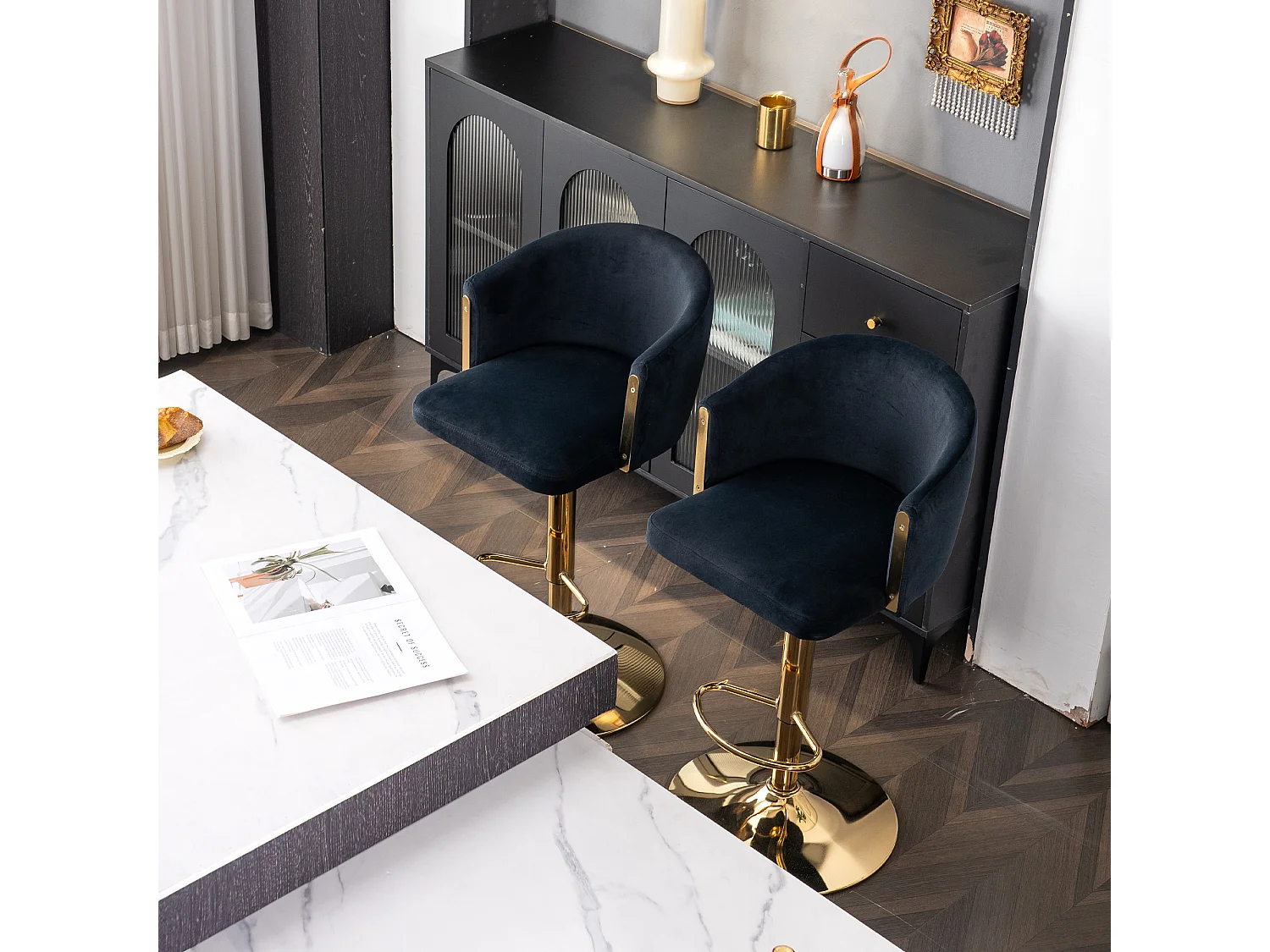 Set di 2 sgabelli da bar girevoli in velluto nero, altezza regolabile, struttura in metallo dorato