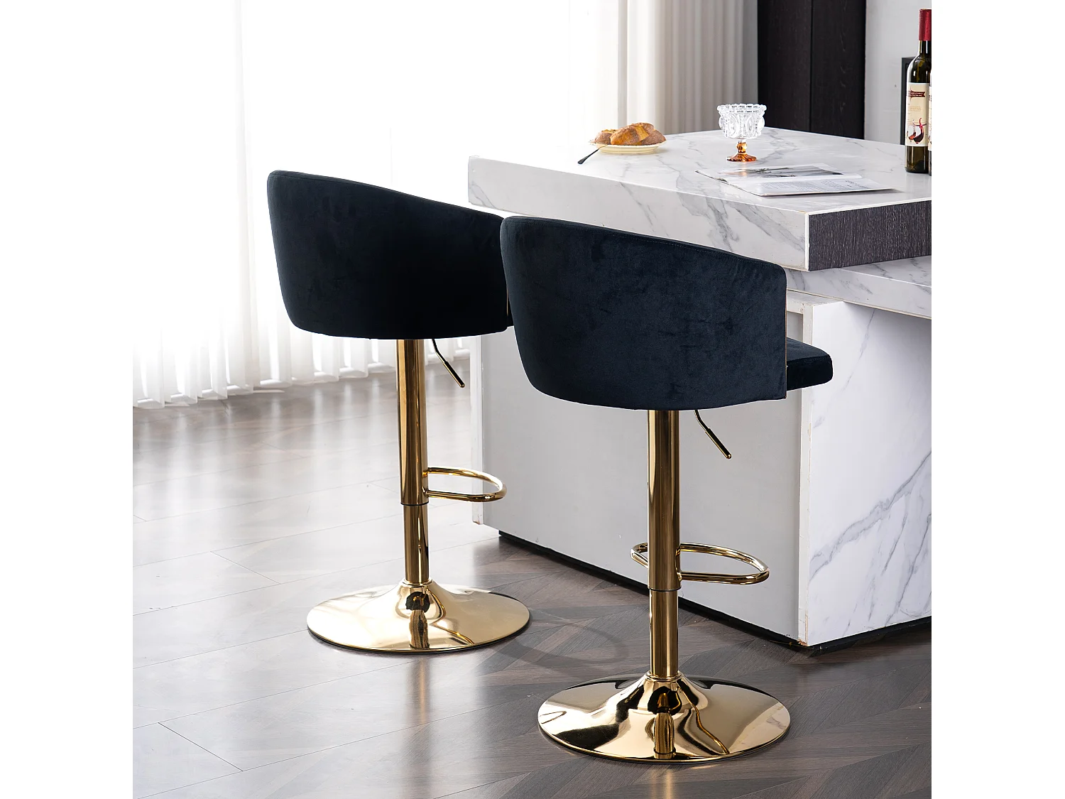 Set di 2 sgabelli da bar girevoli in velluto nero, altezza regolabile, struttura in metallo dorato