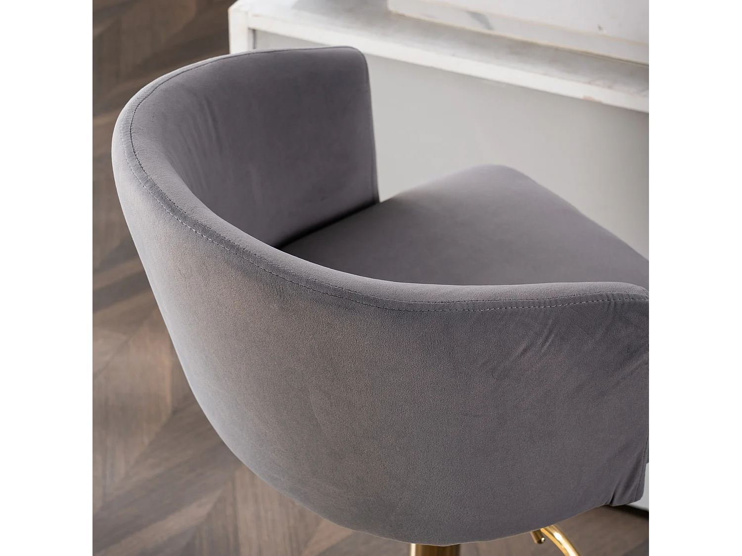 Set van 2 grijze fluwelen draaibare barkrukken, in hoogte verstelbaar, goudkleurig metalen frame