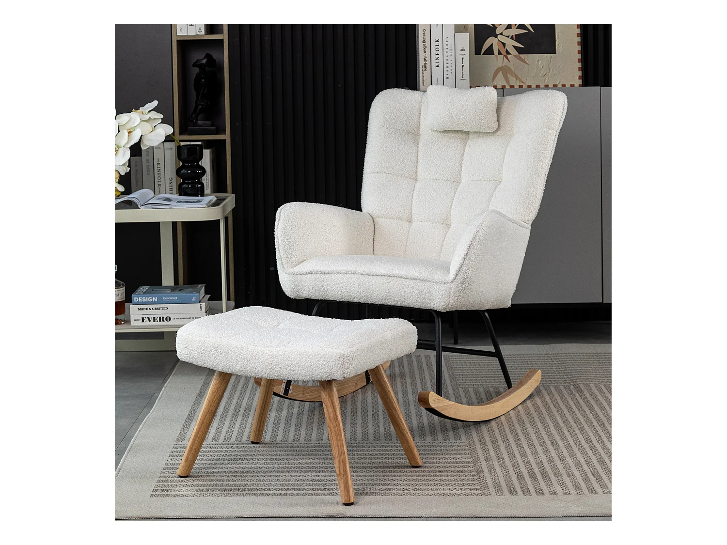 Gestoffeerde schommelstoel met hoofdsteun en kruk, metalen frame en houten poten, witte teddystof