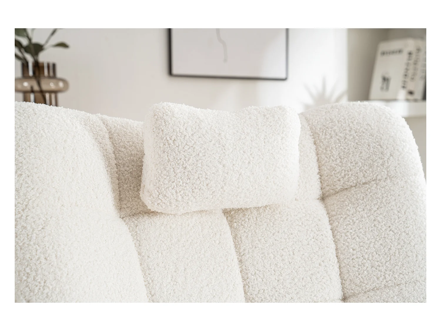 Gestoffeerde schommelstoel met hoofdsteun en kruk, metalen frame en houten poten, witte teddystof