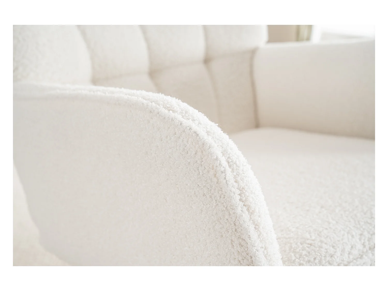 Gestoffeerde schommelstoel met hoofdsteun en kruk, metalen frame en houten poten, witte teddystof