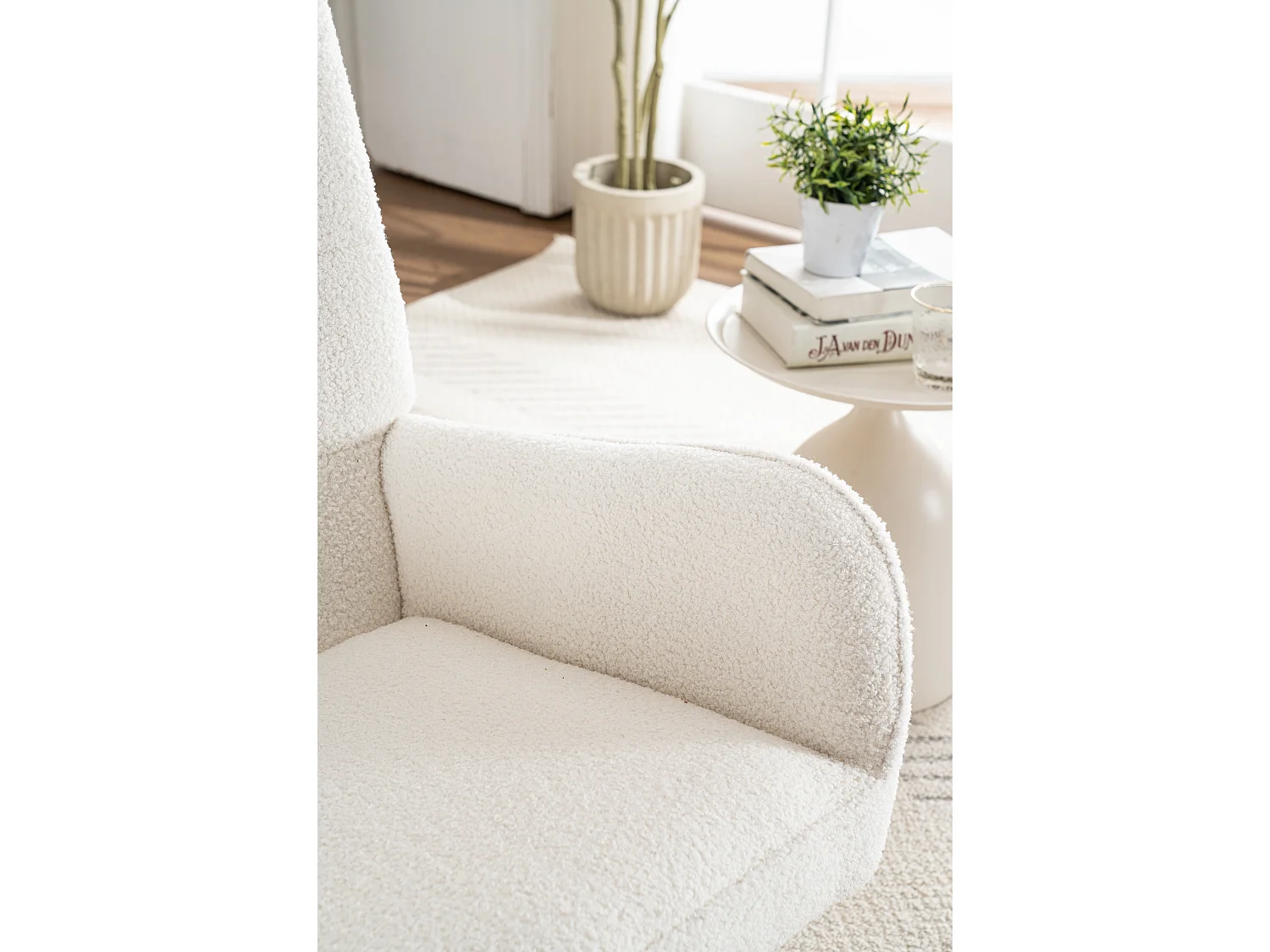 Fauteuil à bascule capitonné, rocking chair avec Appuie-tête et tabouret, cadre en métal et pieds en bois, tissu en Teddy blanc