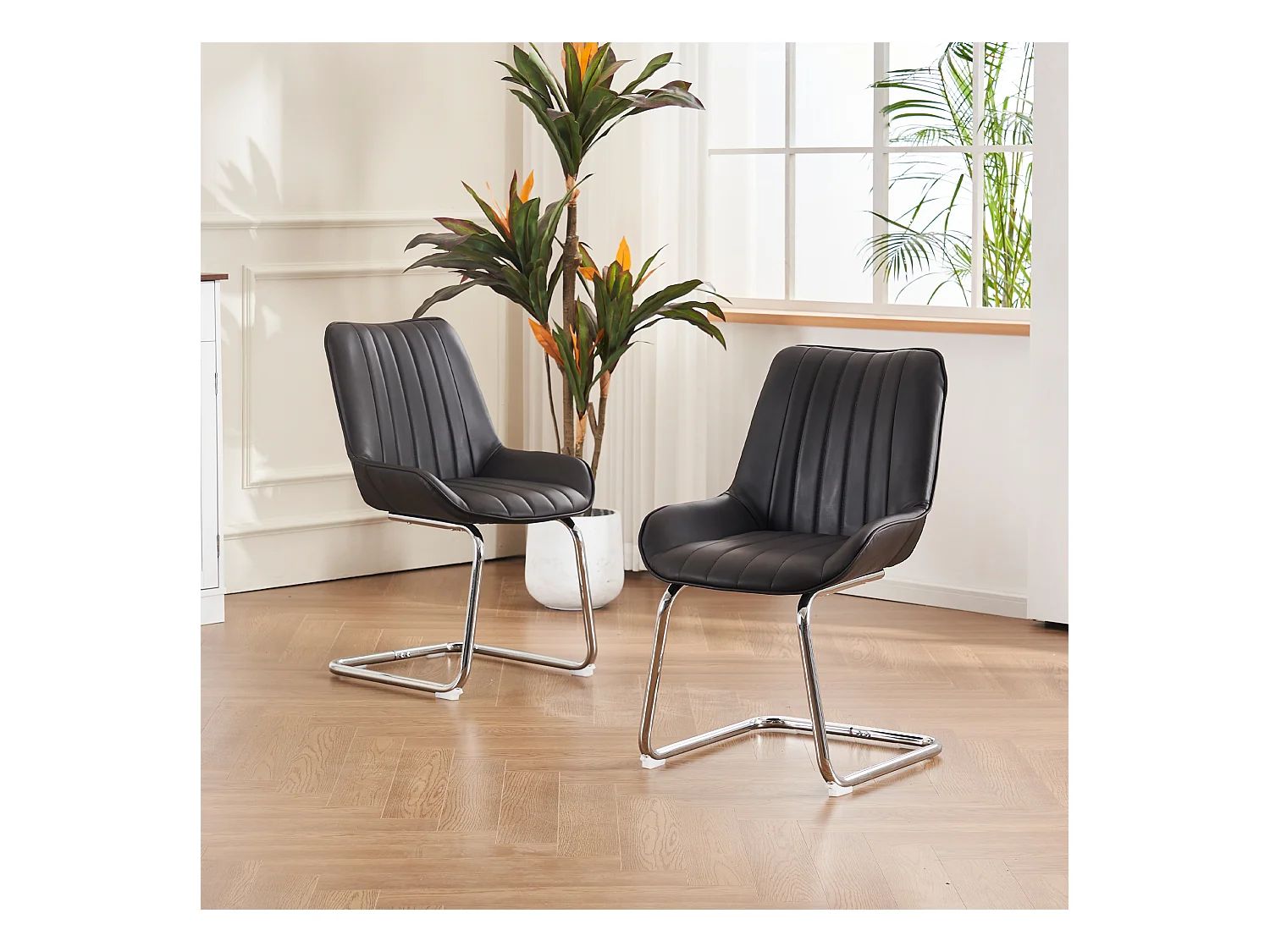 Lot de 2 chaises cantilever en PU noir, cadre en métal argenté