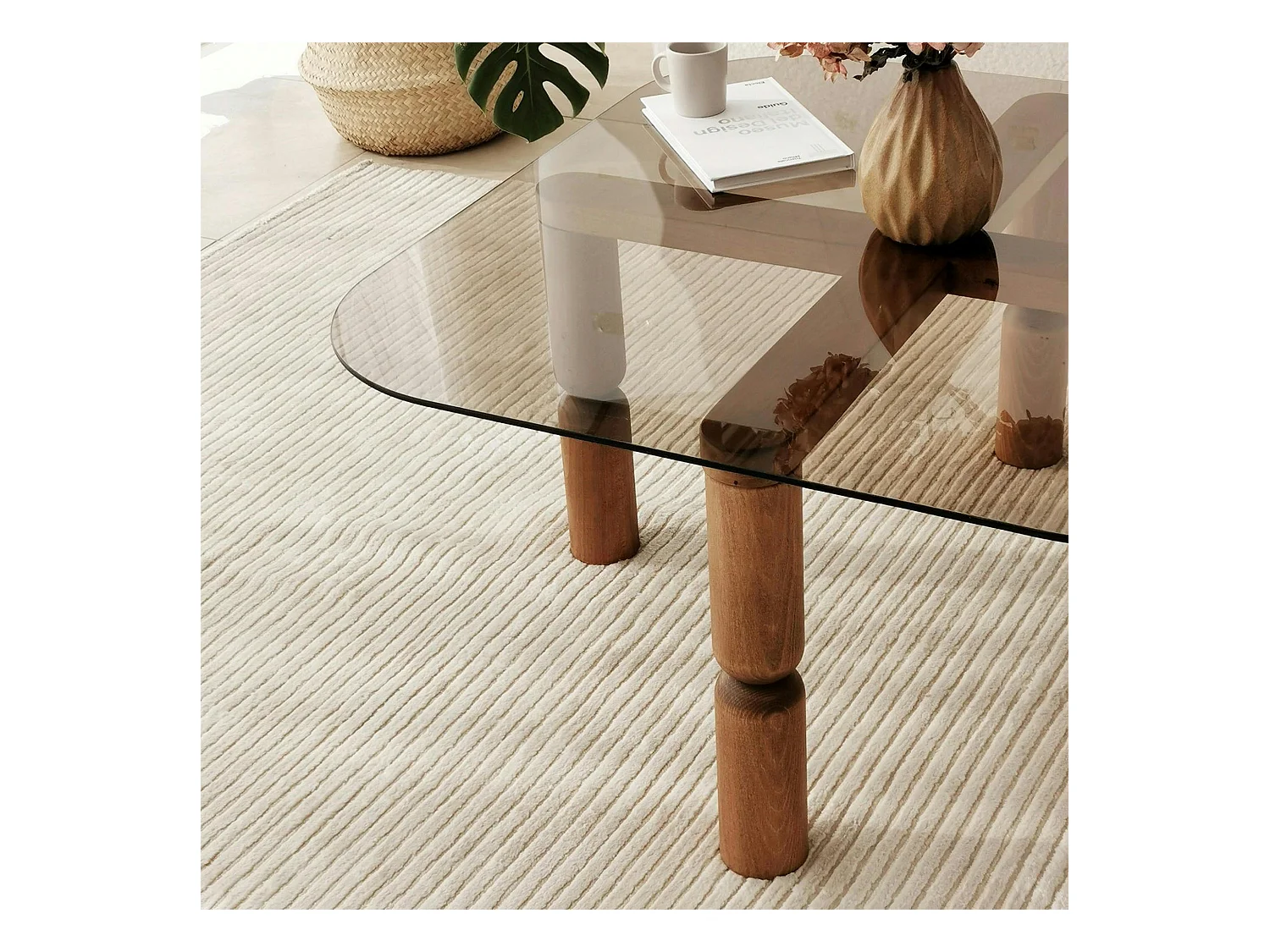 Table basse carrée en verre fumé - pieds bois marron sculpté BOMA