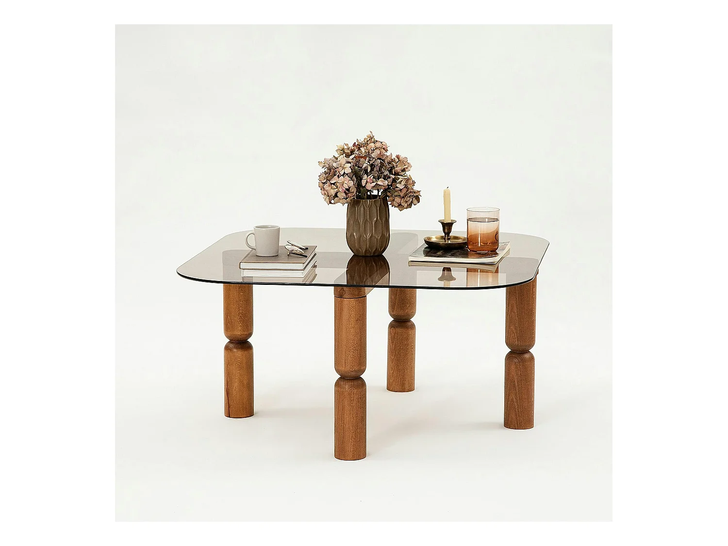 Table basse carrée en verre fumé - pieds bois marron sculpté BOMA