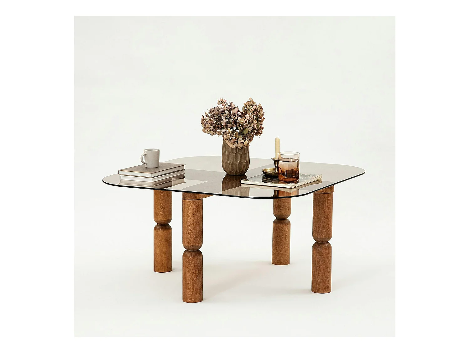 Table basse carrée en verre fumé - pieds bois marron sculpté BOMA