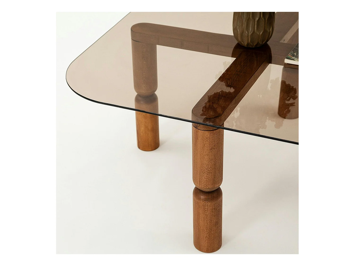 Table basse carrée en verre fumé - pieds bois marron sculpté BOMA