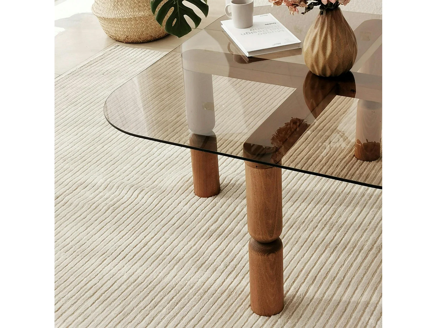 Table basse carrée en verre fumé - pieds bois marron sculpté BOMA