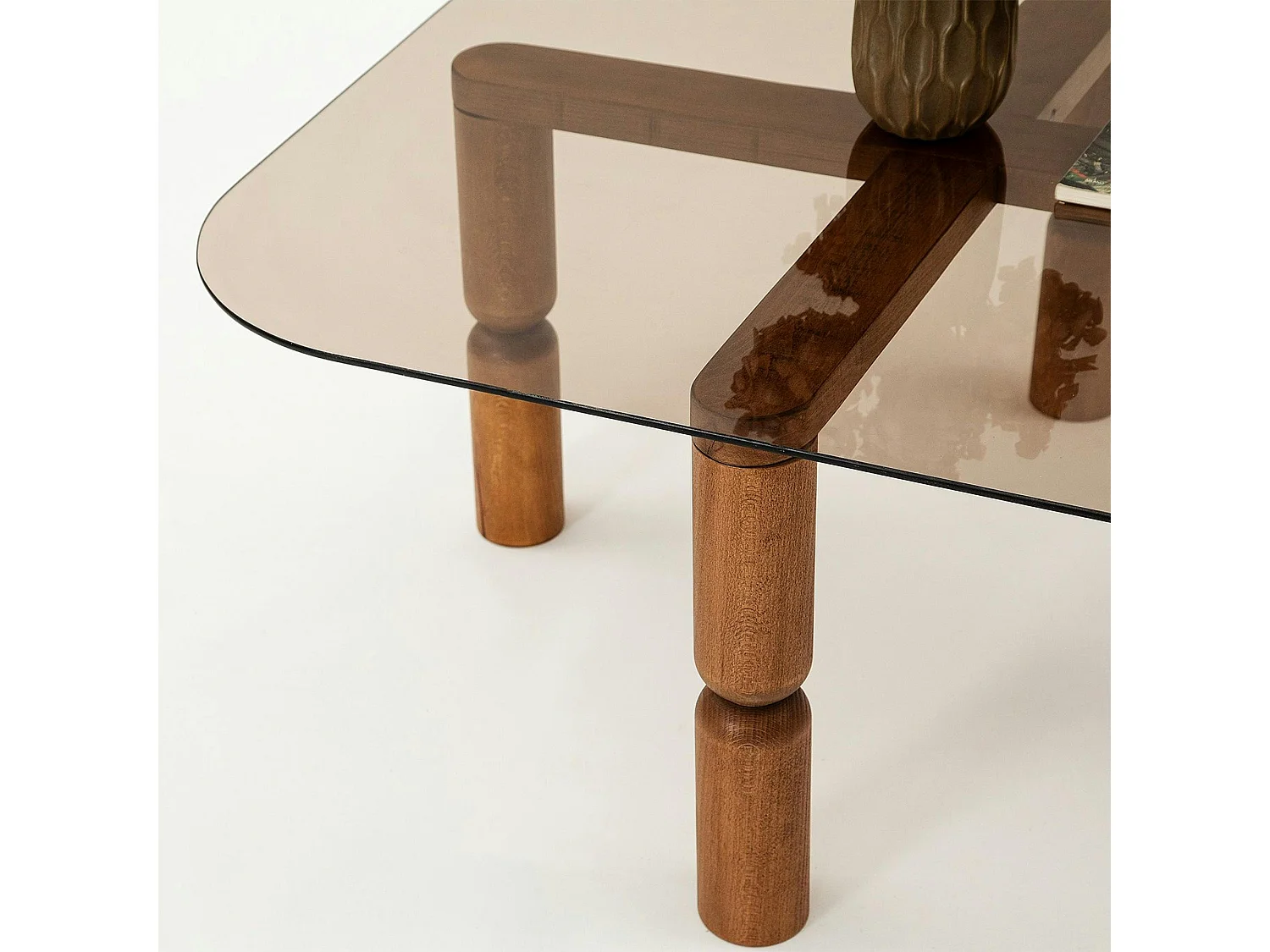 Table basse carrée en verre fumé - pieds bois marron sculpté BOMA