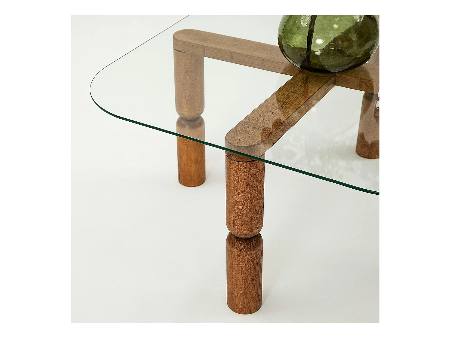 Table basse carrée en verre - pieds bois marron sculpté BOMA