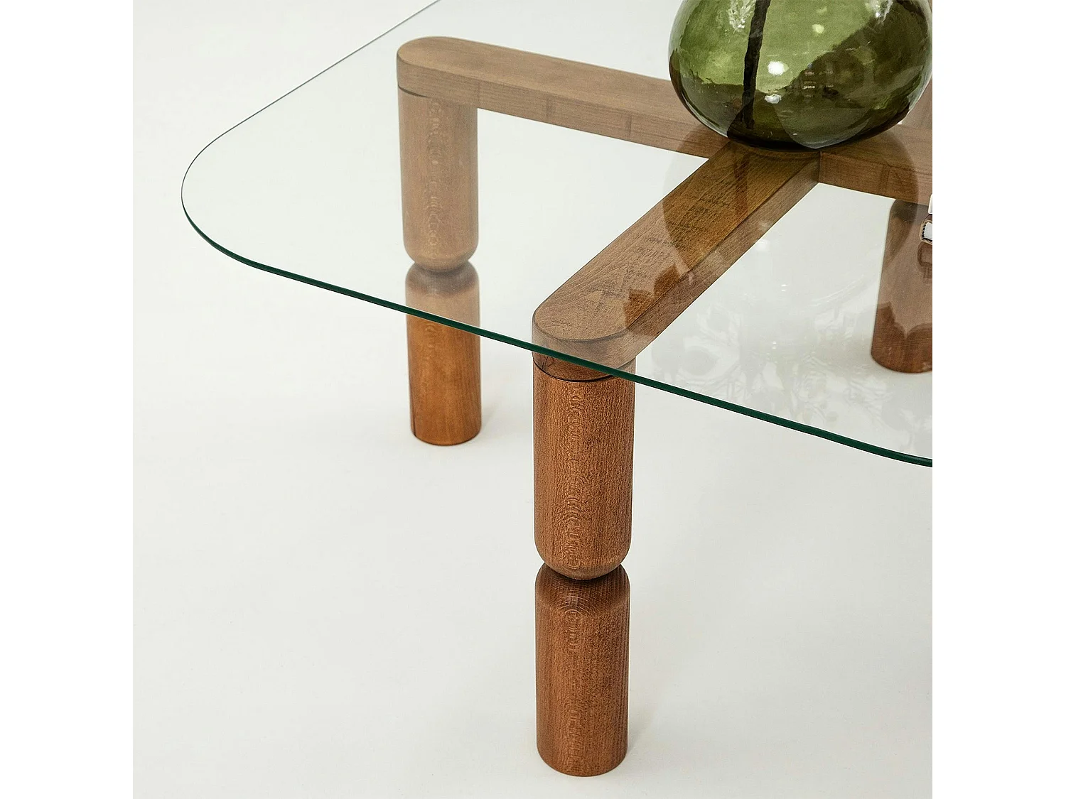 Table basse carrée en verre - pieds bois marron sculpté BOMA
