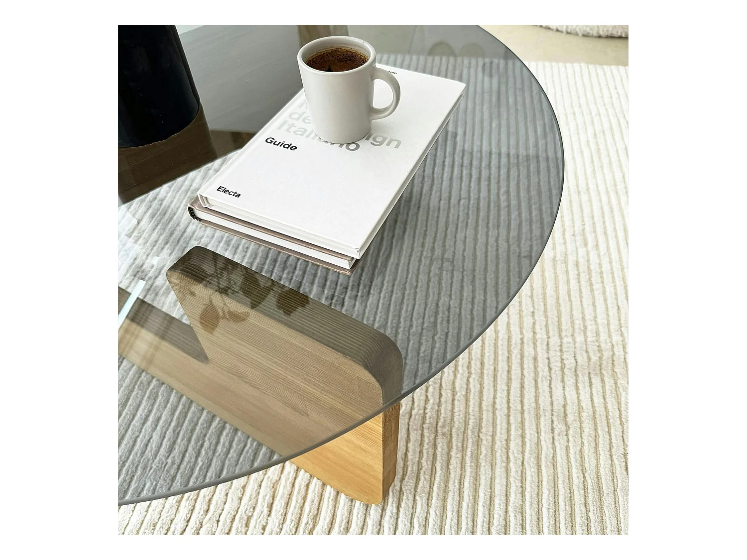 Table basse design en verre fumé – pied bois clair ANZIO