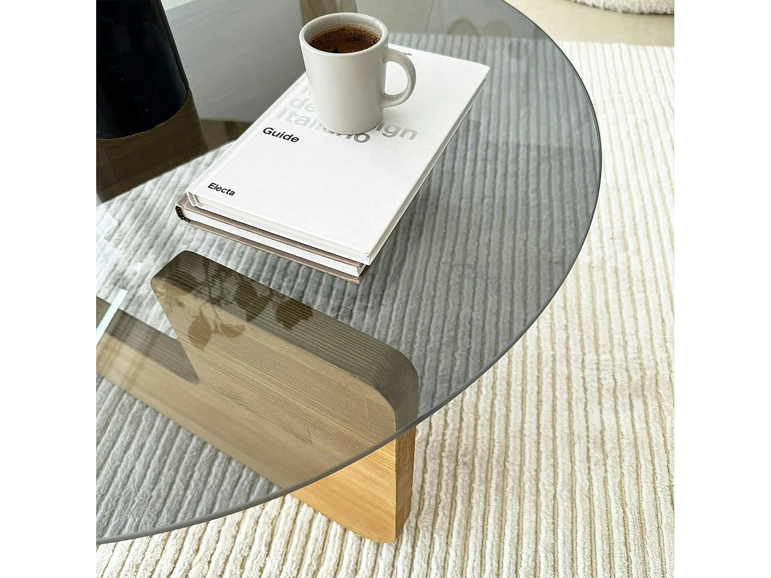 Table basse design en verre fumé – pied bois clair ANZIO