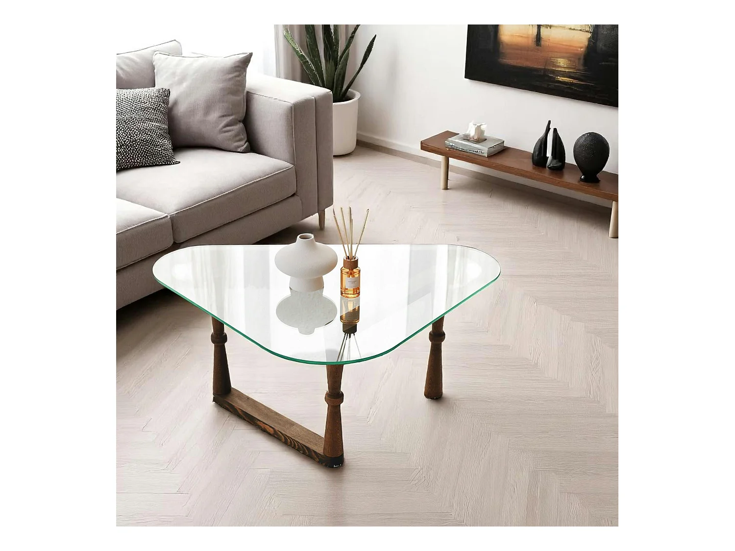 Table basse verre - forme triangle, pied bois sculpté BOMA