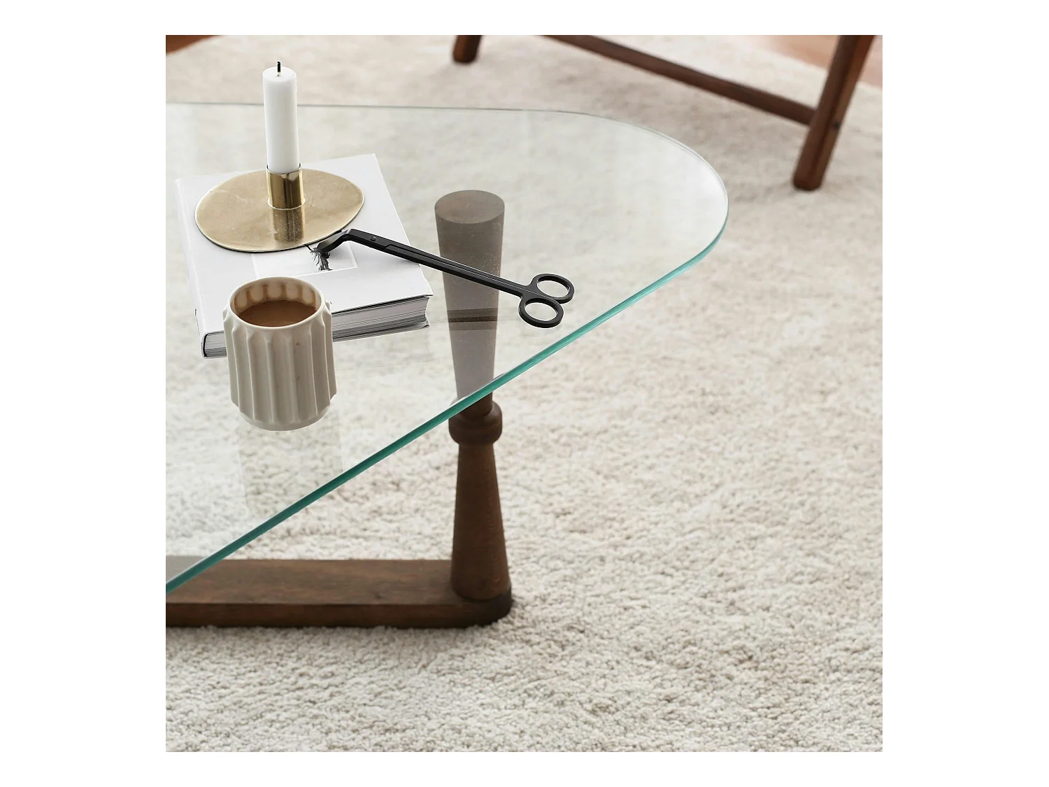 Table basse verre - forme triangle, pied bois sculpté BOMA