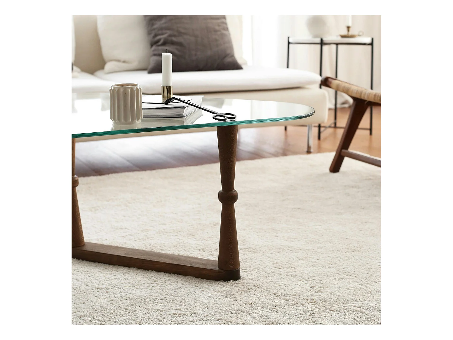 Table basse verre - forme triangle, pied bois sculpté BOMA