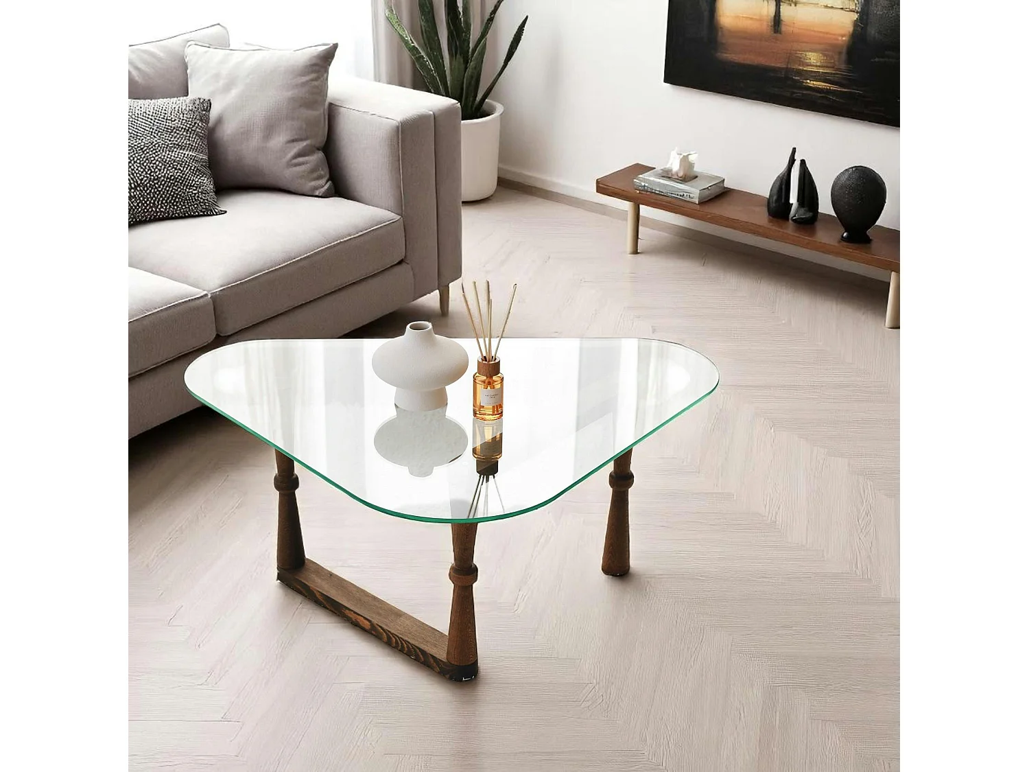 Table basse verre - forme triangle, pied bois sculpté BOMA