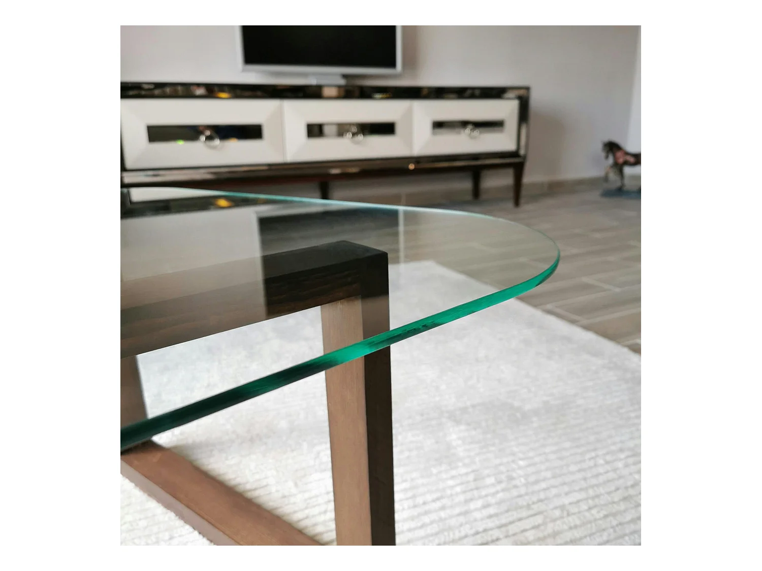 Table basse en verre forme triangulaire - pied labyrinthe ANZIO