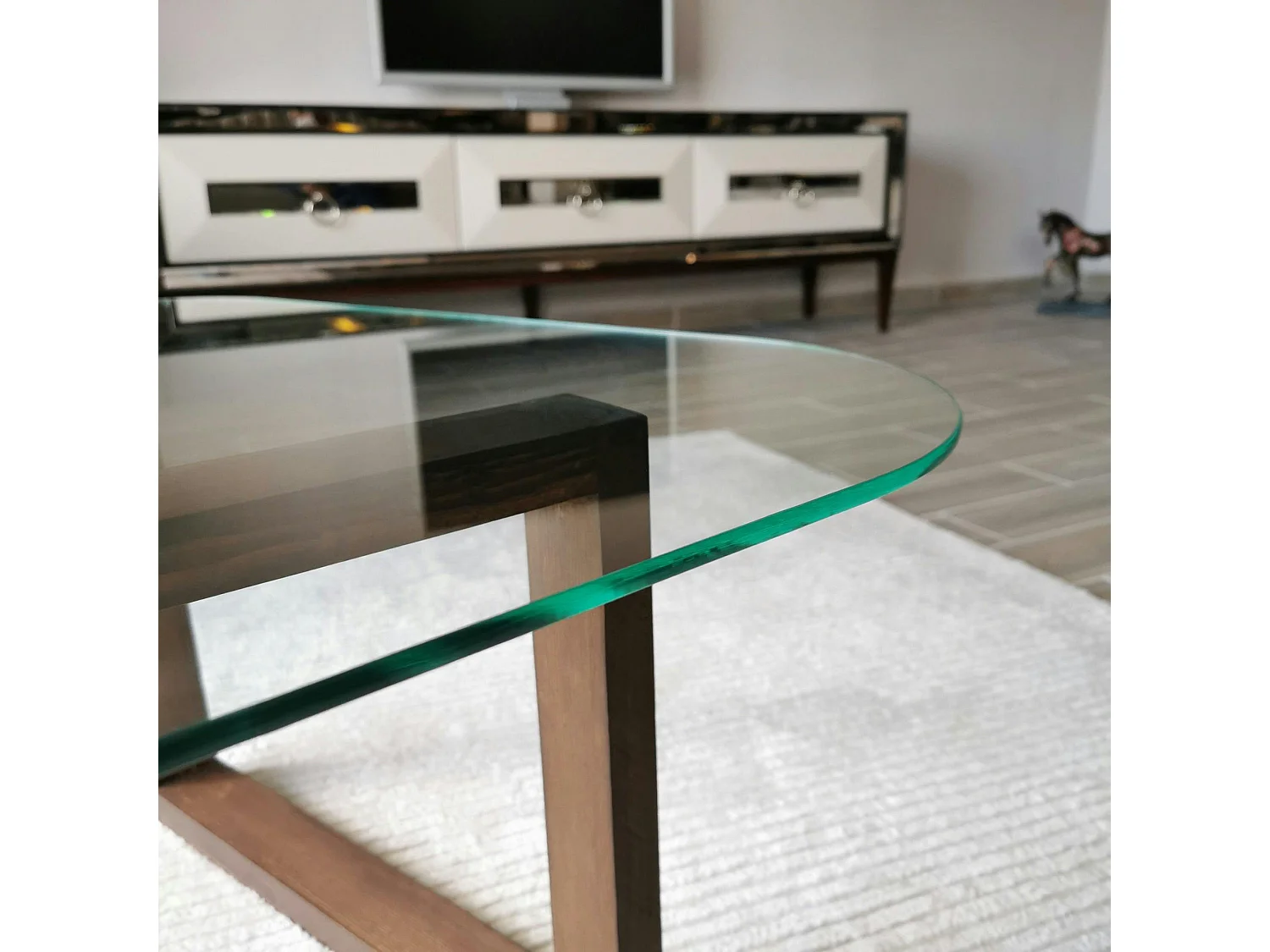 Table basse en verre forme triangulaire - pied labyrinthe ANZIO