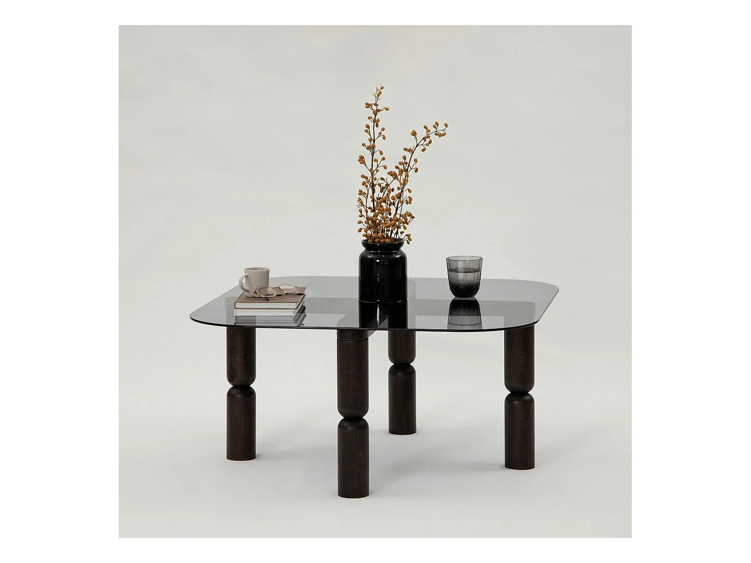 Table basse carrée en verre fumé - pieds bois sculpté BOMA