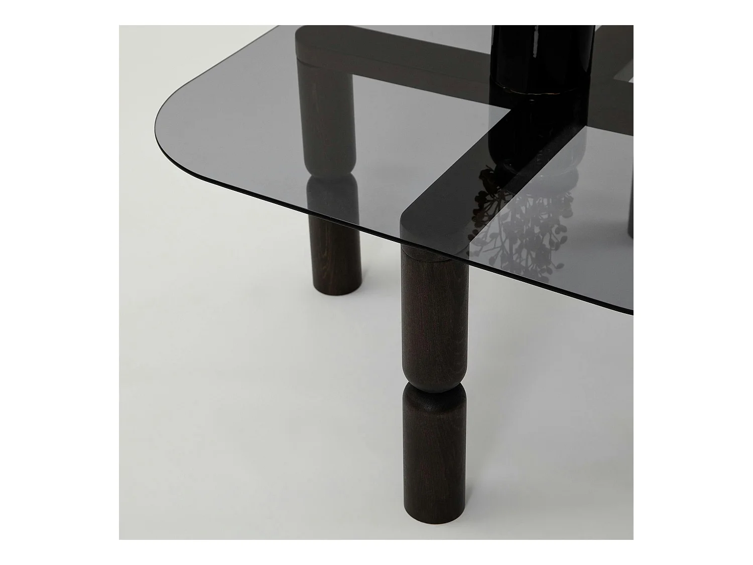 Table basse carrée en verre fumé - pieds bois sculpté BOMA