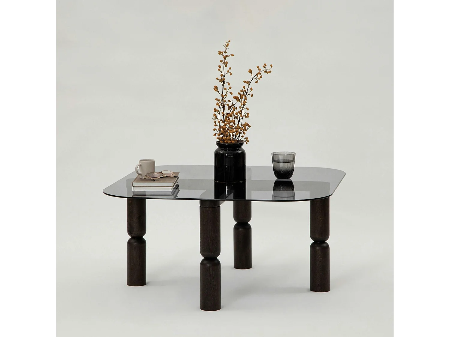 Table basse carrée en verre fumé - pieds bois sculpté BOMA