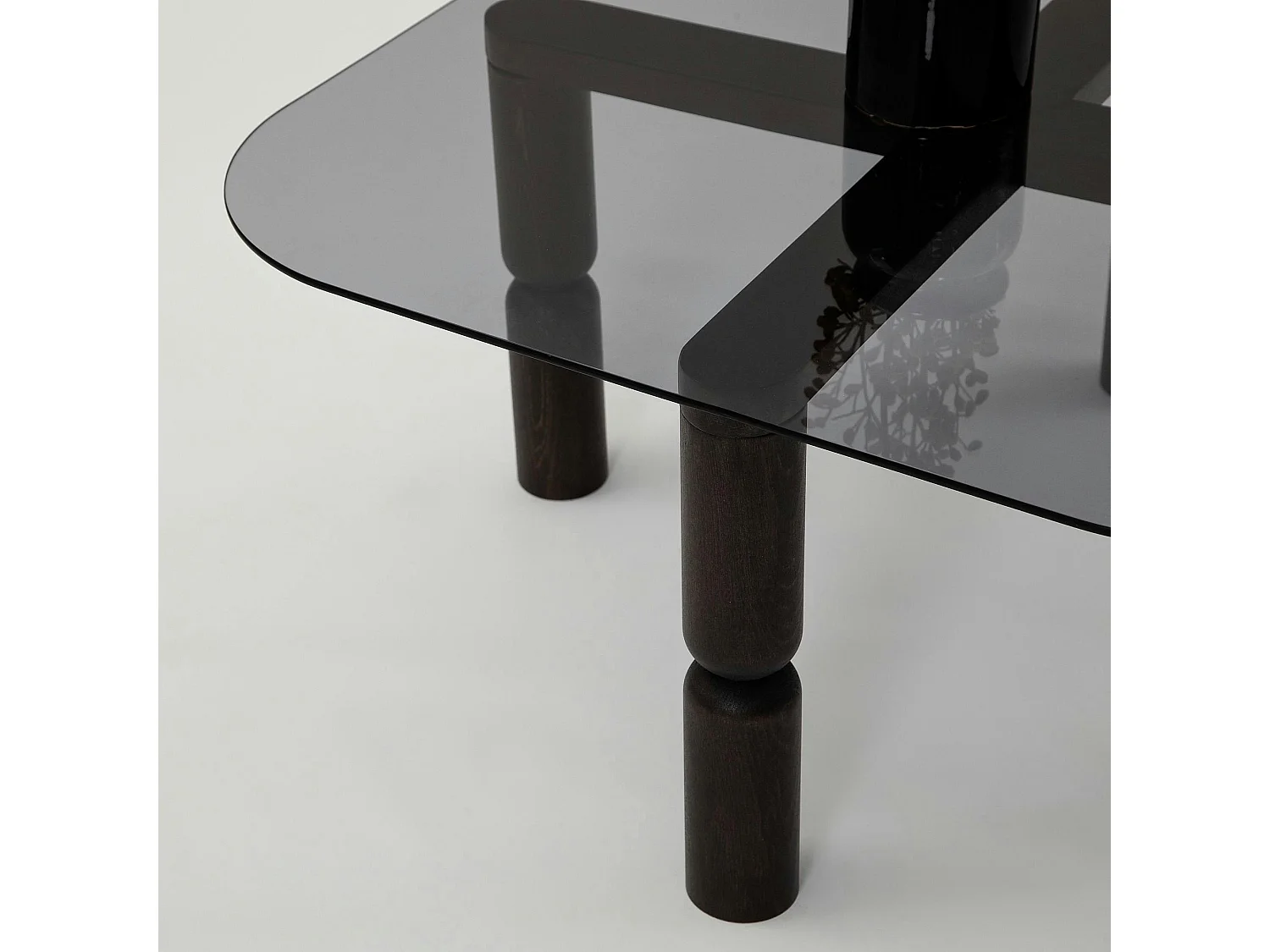 Table basse carrée en verre fumé - pieds bois sculpté BOMA
