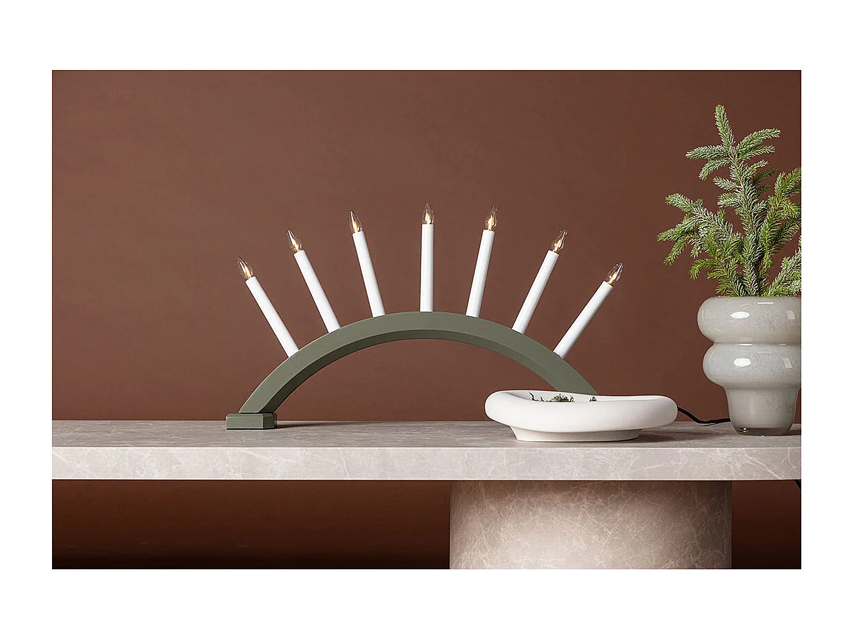 Soporte de adviento eléctrico Kebnekaise de 7 luces de color verde.