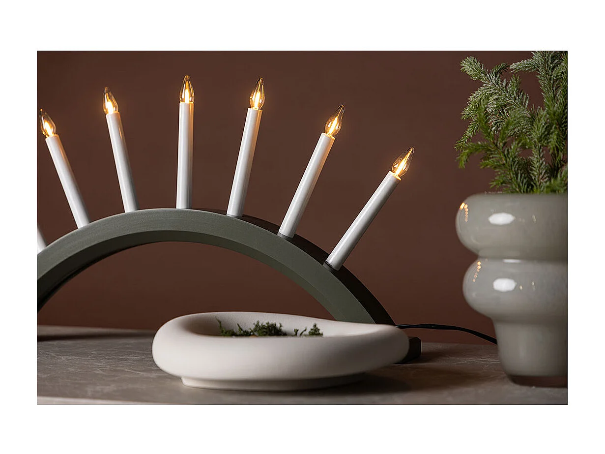 Soporte de adviento eléctrico Kebnekaise de 7 luces de color verde.