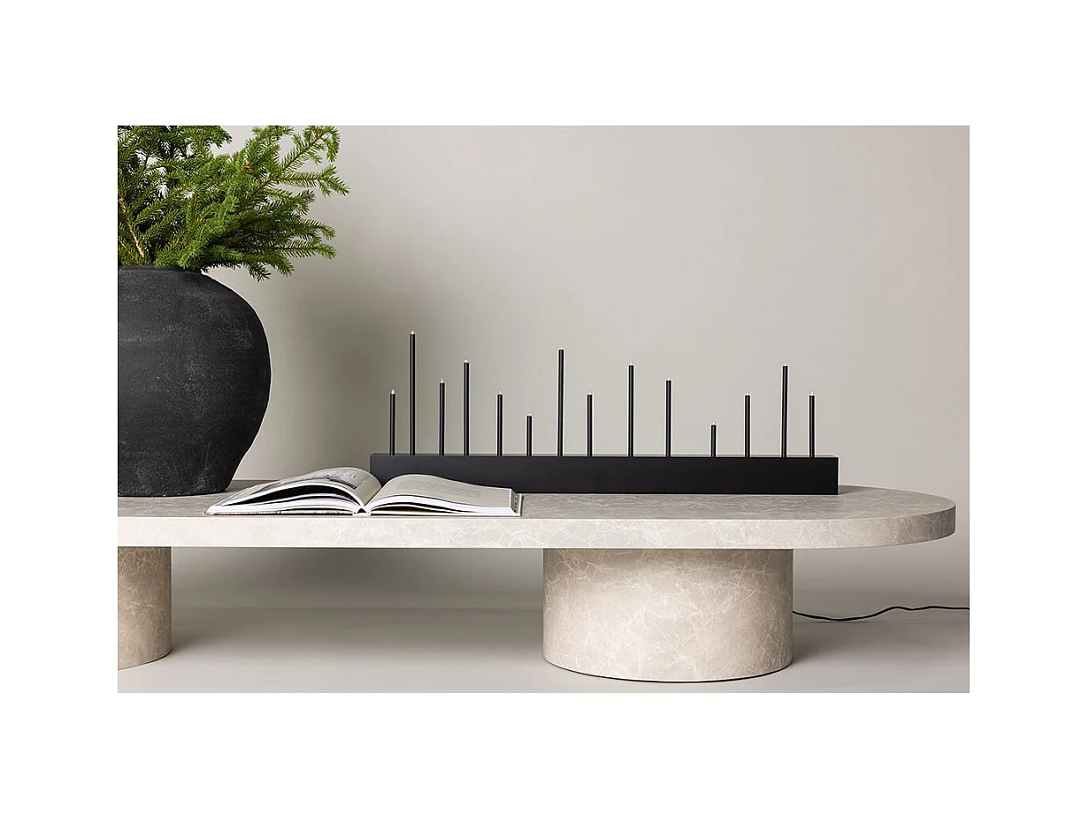 Soporte de adviento eléctrico Kungsberget con 14 luces, color negro.