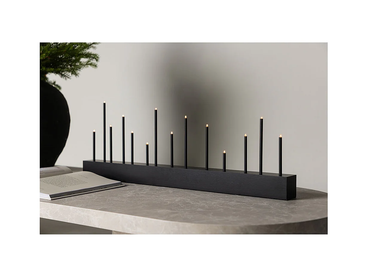 Soporte de adviento eléctrico Kungsberget con 14 luces, color negro.