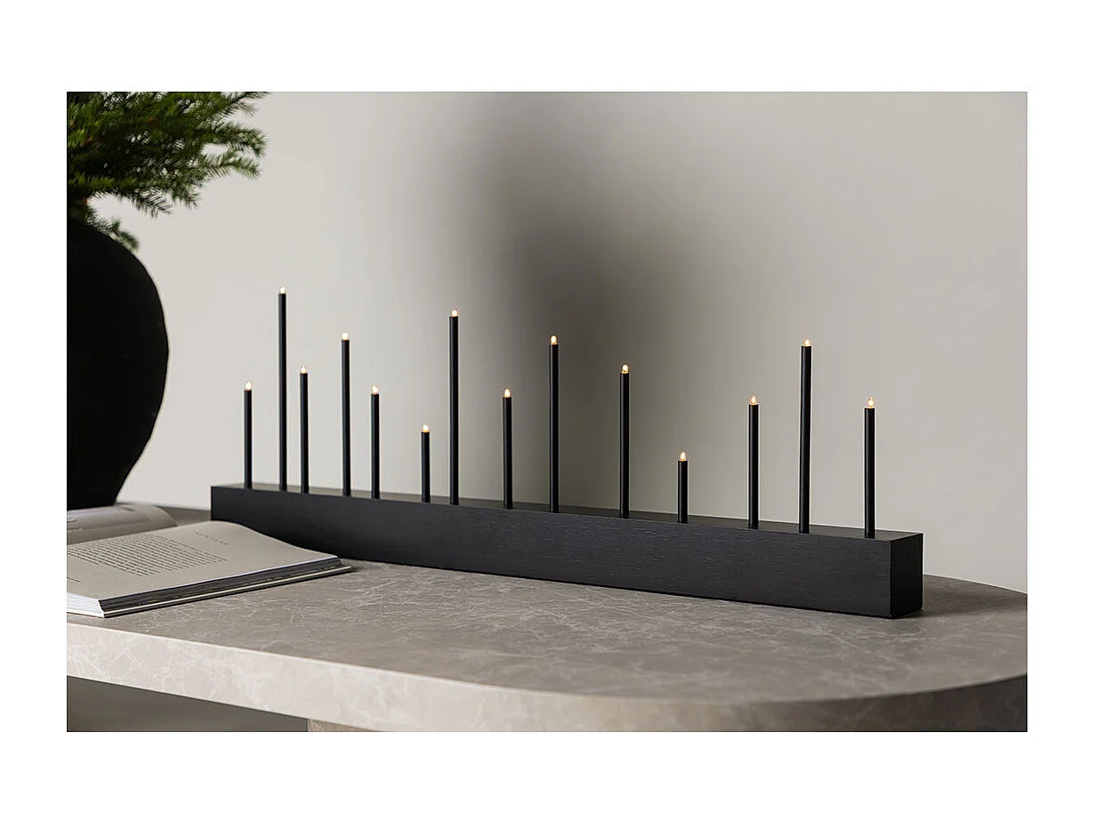 Soporte de adviento eléctrico Kungsberget con 14 luces, color negro.