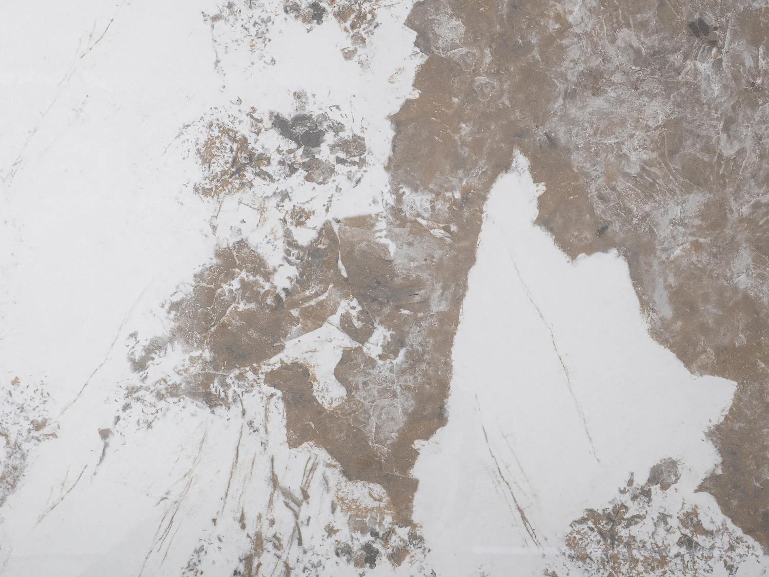 Table à manger extensible 6 à 10 personnes en céramique, verre trempé et métal bronze - Effet marbre blanc et gris - FARUDI de Maison Céphy