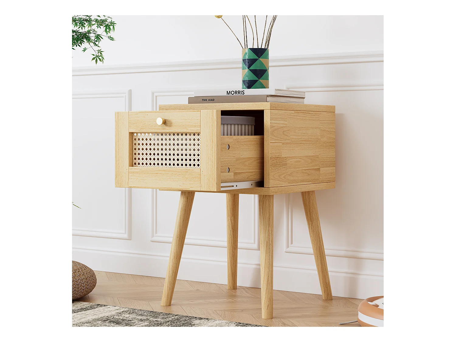 Klassischer Nachttisch mit einer Schublade, Rattanplatte, mit goldenem Metallgriff