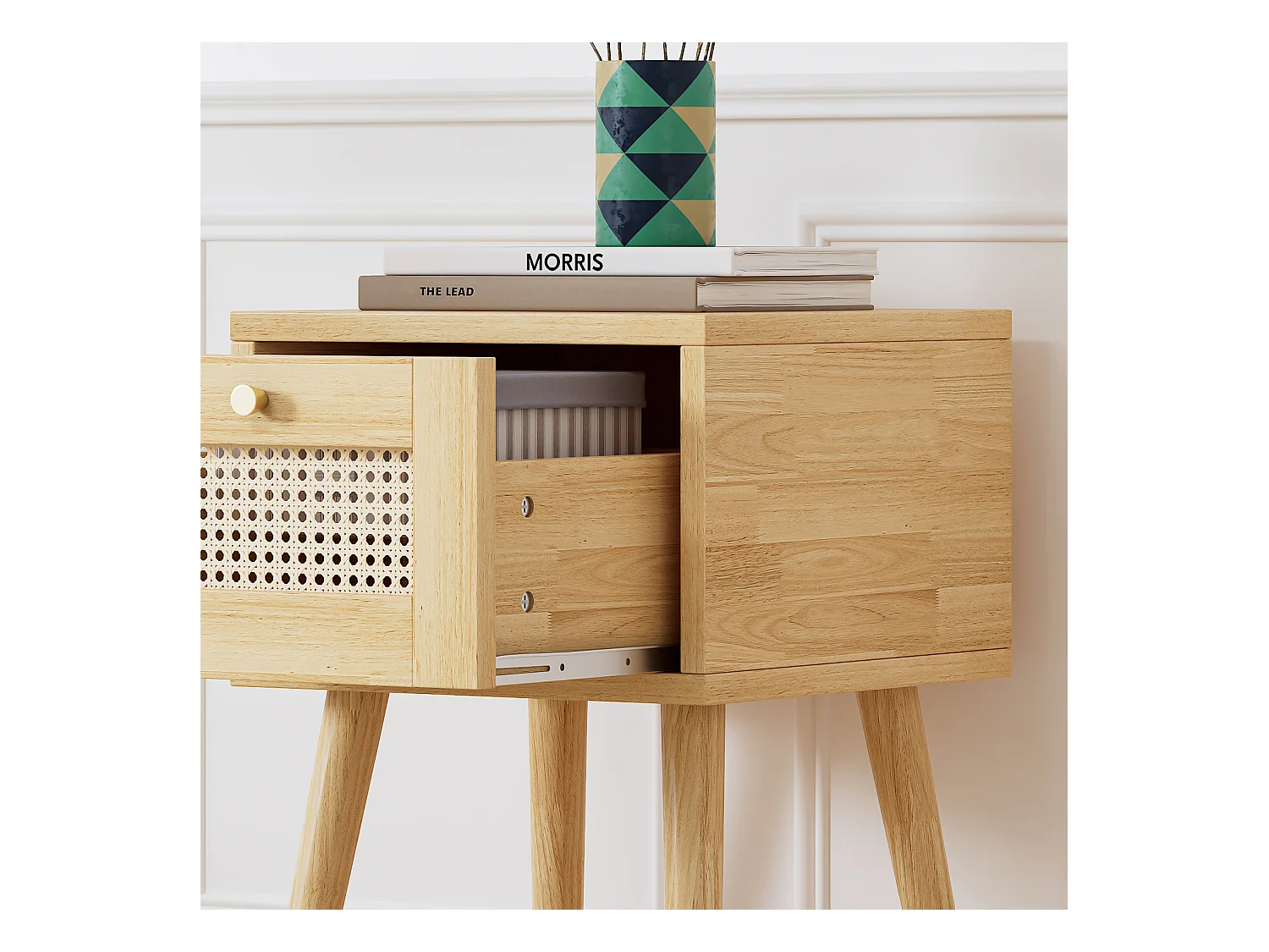 Klassischer Nachttisch mit einer Schublade, Rattanplatte, mit goldenem Metallgriff