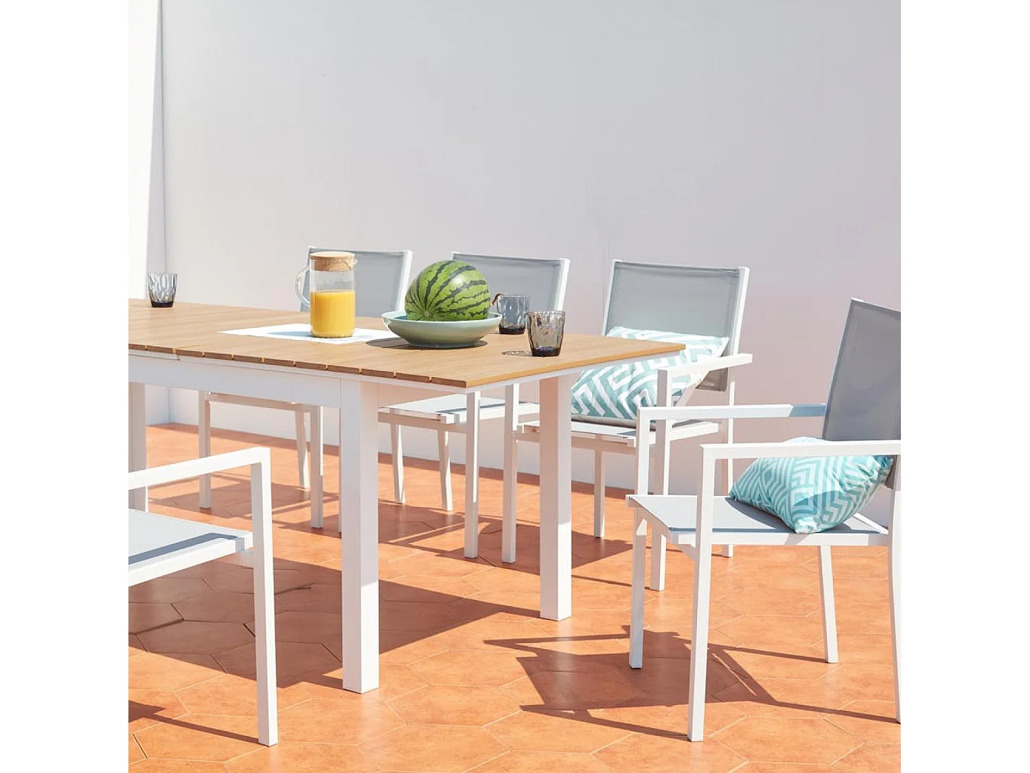 Table extensible de jardin 8 places en aluminium et bois MADEIRA